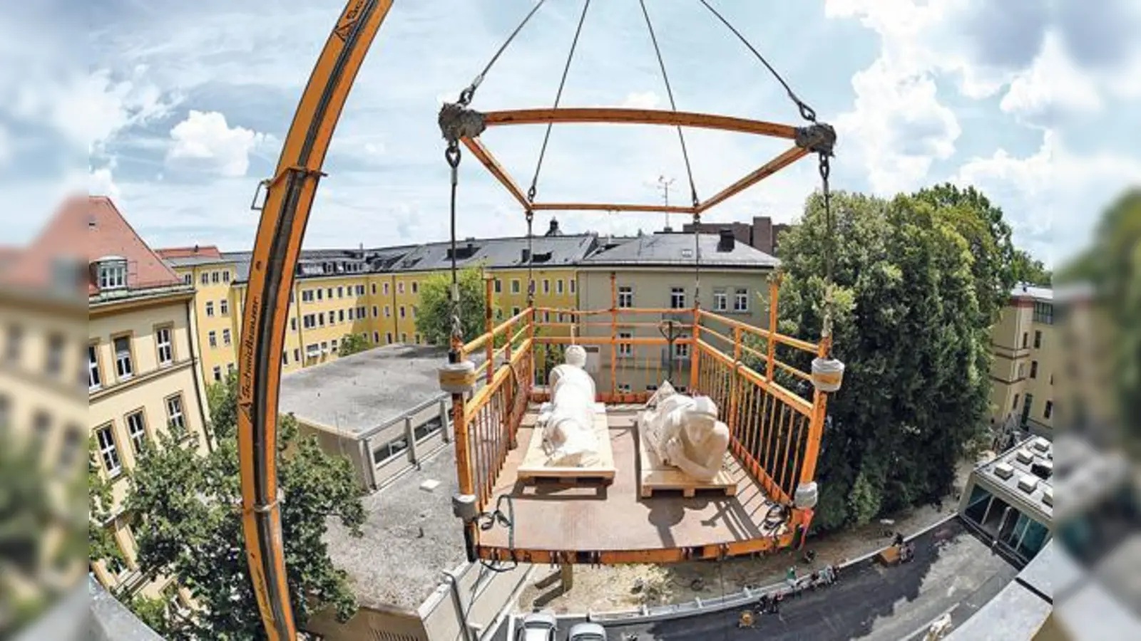 Bereits im Juli 2018 schwebten die Zeus-Giebelfiguren in den dritten Stock des sanierten Wilhelmsgymnasium ein. Am ersten Schultag ist Enthüllung.	 (Foto: Ref. für Bildung und Sport)
