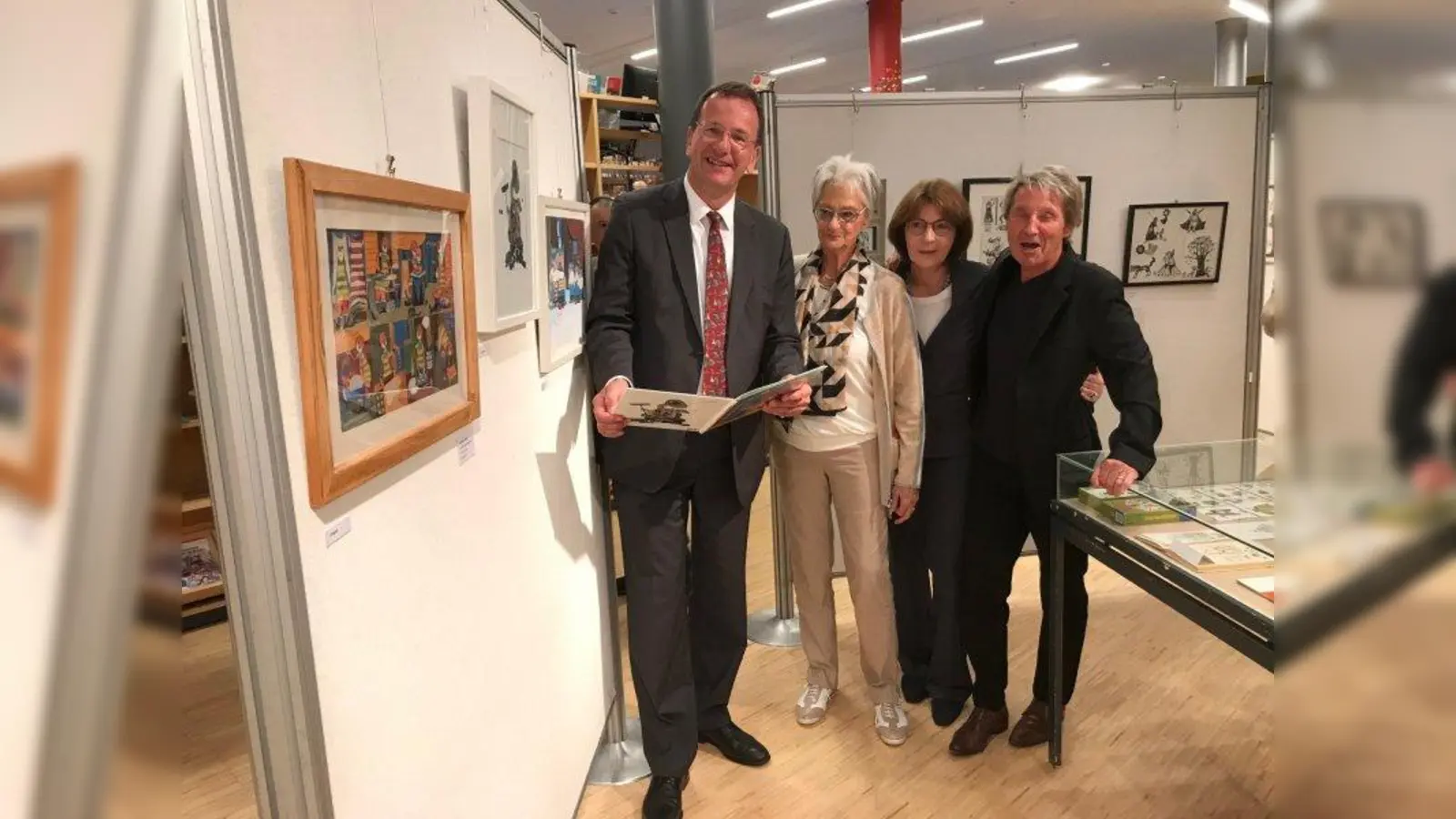 Oberbürgermeister Andreas Haas, Karin Lentz, Christiane Lentz und Sigi Sirtl (v.l.) bei der Vernissage. (Foto: Kulturamt Germering)