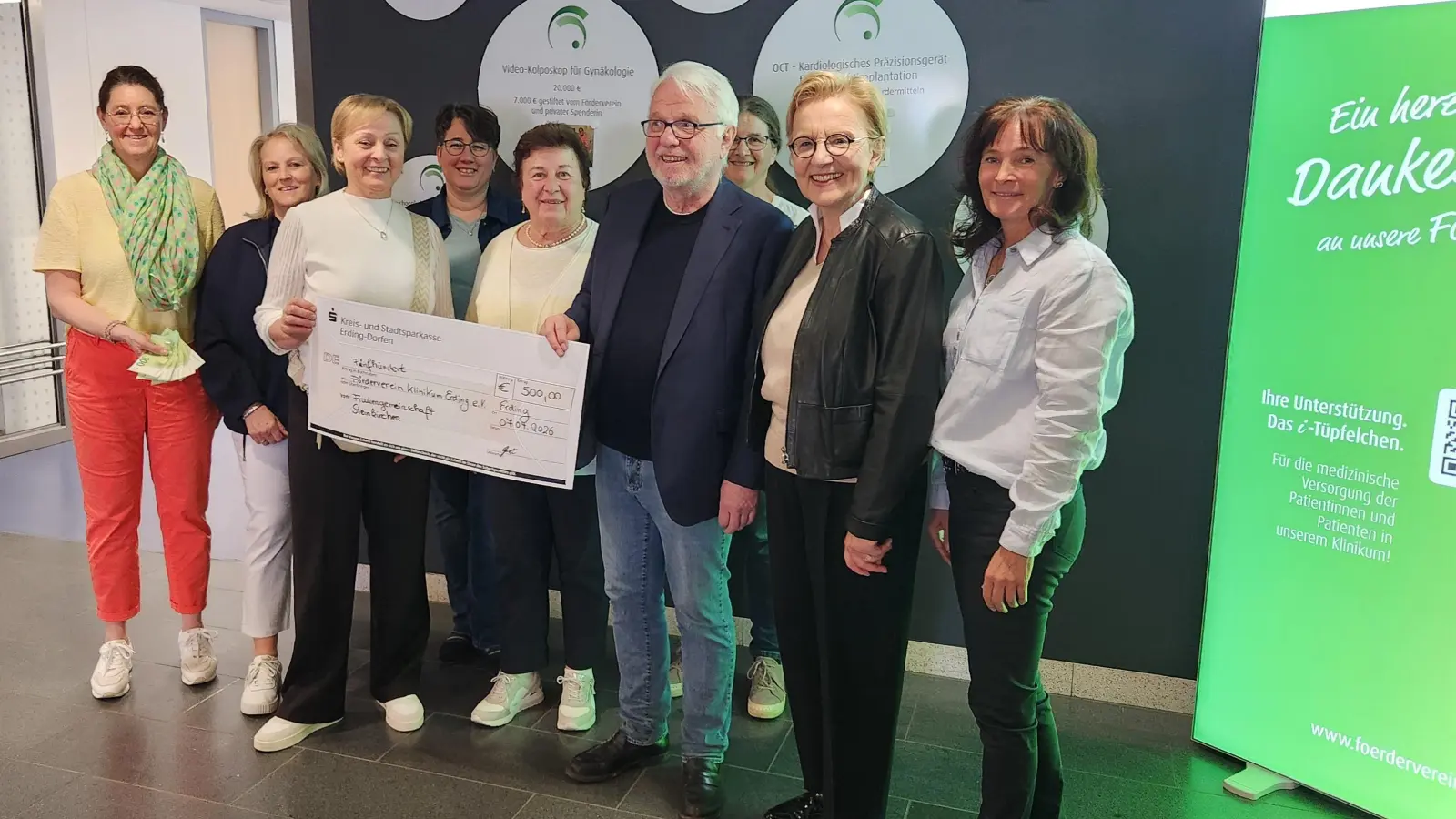 Im Rahmen eines Besuchs am Klinikum informierten sich Mitglieder der Frauengemeinschaft Steinkirchen über die aktuellen Projekte des Fördervereins und übergaben eine Spende an die Vereinsführung. (Foto: KLE)