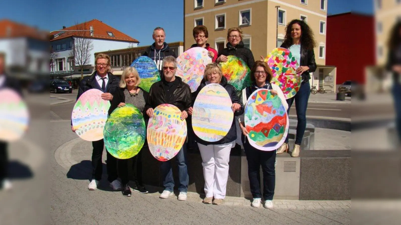 Die Germeringer Geschäftsleute freuen sich auf viele Ostereiersucher. Hinten von links: Werner Wolf, Anett Zimmermann, Maite Gleißner, Christiane Gazolla. Vorne v. li.: Günter Luboss, Juliane Fischer-Colbrie, Alfred Fastl, Sabine Diehl und Katrin Schmidt. (Foto: pst)