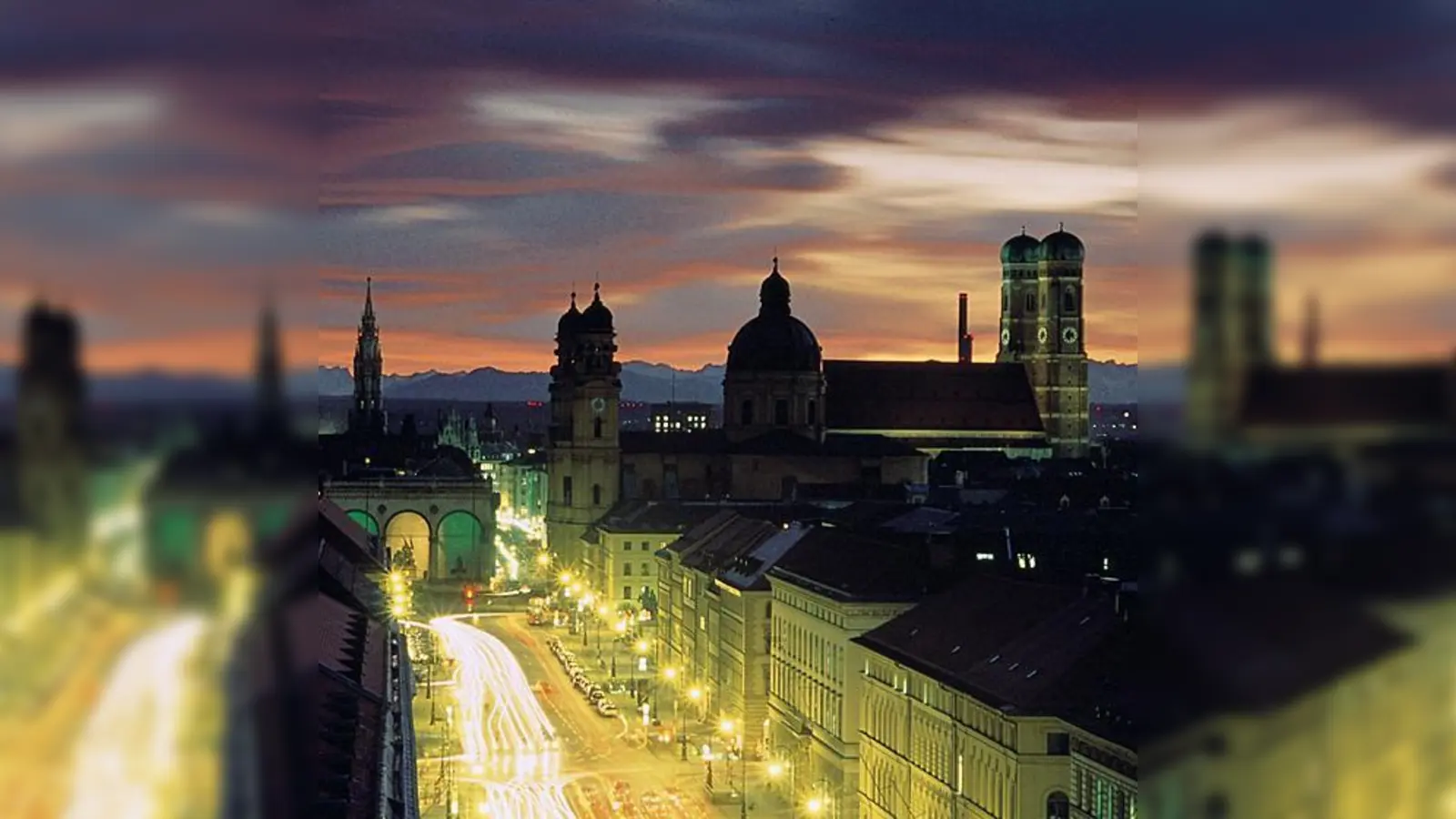 Auch an Sehenswürdigkeiten in der Innenstadt gehen diesen Samstag 60 Minuten die Lichter aus: etwa an Feldherrnhalle und Theatinerkirche.  (Foto: Ulrike Romeis/FVA)