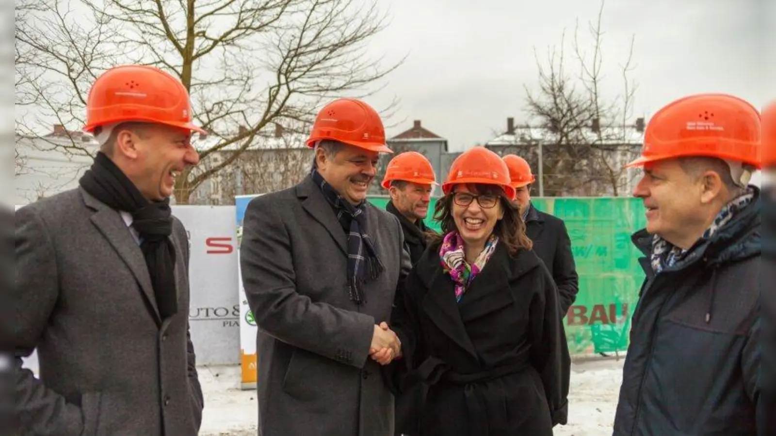 Auf gutes Gelingen: v.l. Andreas Fehervary (Geschäftsführer, Auto &amp; Service PIA GmbH), Bernhard Bauer (Sprecher der Geschäftsführung SEAT Deutschland GmbH), Wilhelm Strigl (Geschäftsführer, Porsche Immobilien GmbH, im Hintergrund), Imelda Labbé (Sprecherin der Geschäftsführung ŠKODA AUTO Deutschland GmbH), Thomas Bodner (Geschäftsführer, Bodner Bau GesmbH &amp; Co. KG, im Hintergrund) und Dr. Franz Dopf (Geschäftsführer, Volkswagen Group Retail Deutschland GmbH Süd) (Foto: Auto & Service PIA GmbH)