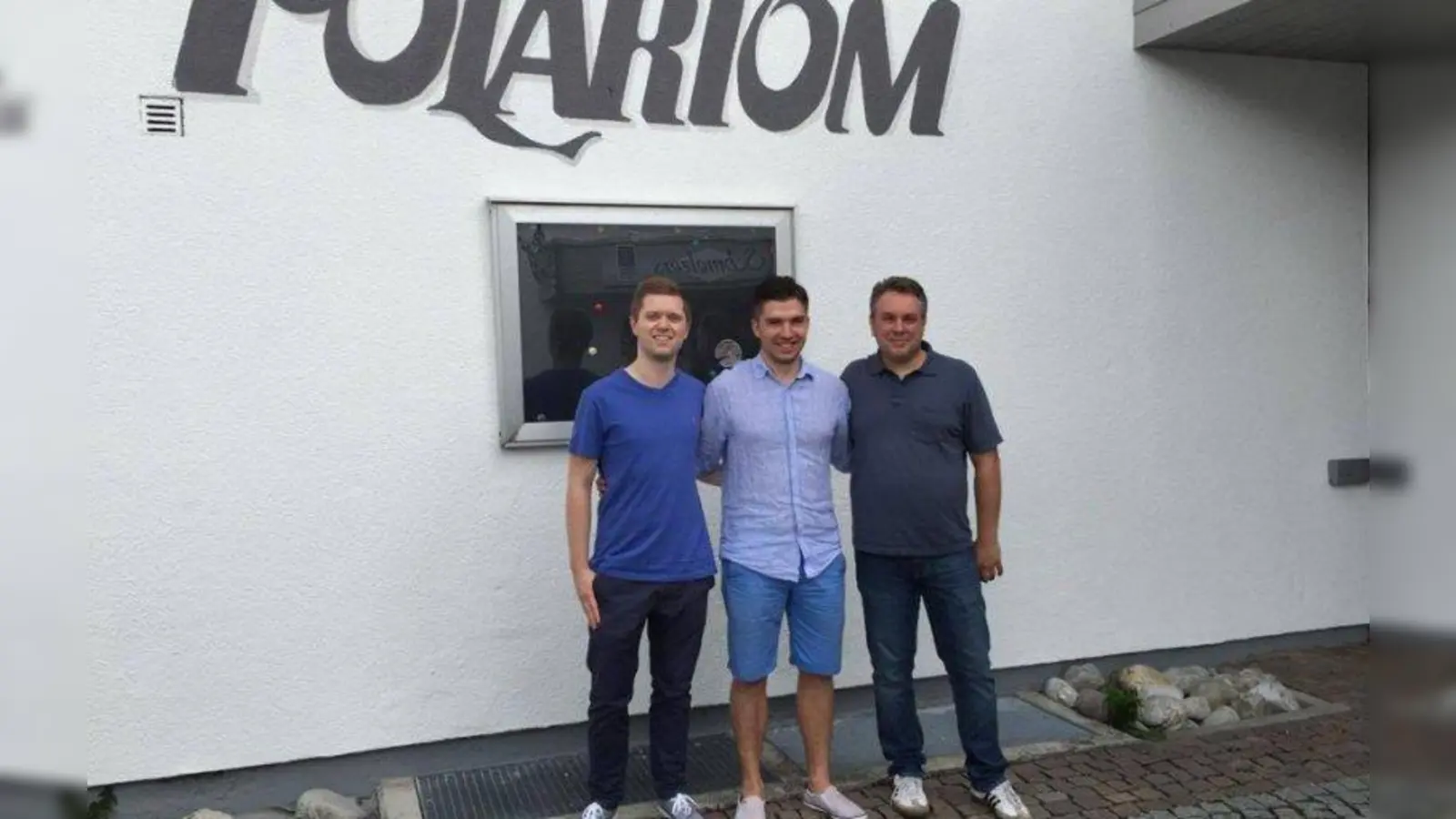 Wanderers Vorstandmitglied Markus Degenhardt (l.) und Vorstandskandidat Jürgen Geiger (r.), nehmen Neuzugang Edgars Opulskis in die Mitte. (Foto: Wanderers)