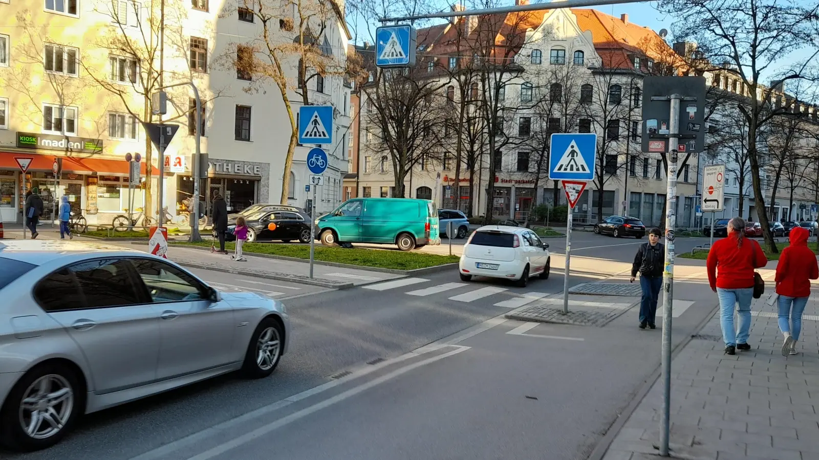 Autofahrer müssen hier am Überweg über die Trappentreustraße zwar für Fußgänger, nicht aber für querende Radfahrer halten. (Foto: kö)