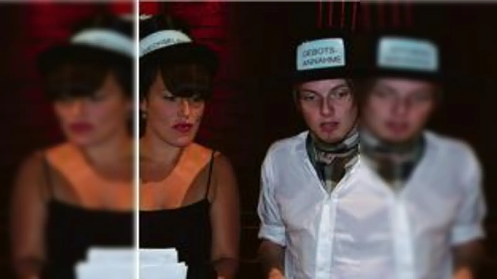 Ensemblemitglieder versteigerten eine Nebenrolle bei einer Aufführung der »Ballhaus«-Revue im Prinzregententheater.	 (Foto: sg)