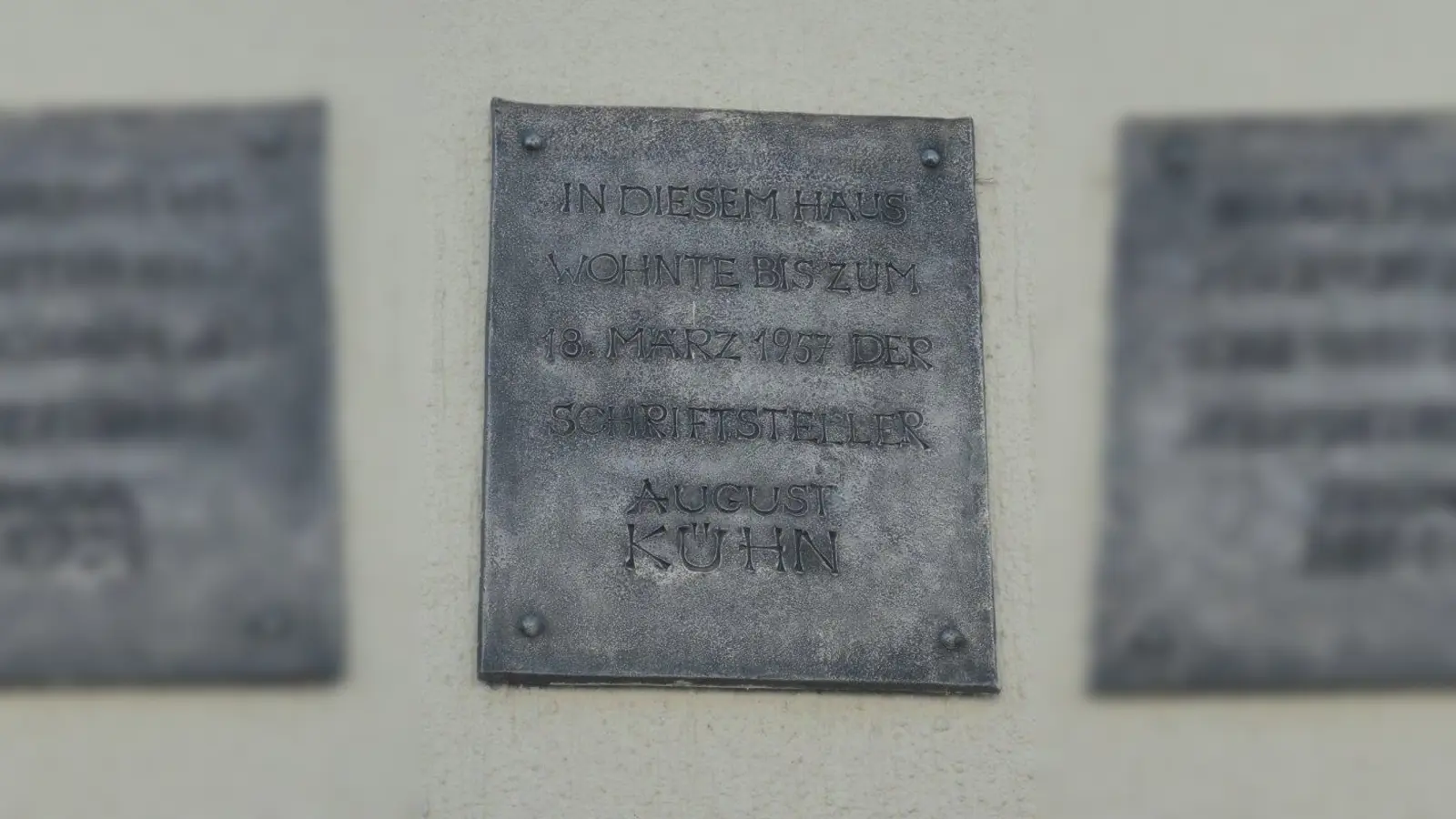 August Kühn: Zum 80. Geburtstag des Schriftstellers soll die Gedenktafel eine Girlande bekommen. (Foto: Generationengerechtes Wohnen e.V.)
