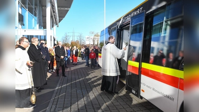 Die Ismaninger Pfarrer Markus Brunner (rechts) und Carsten Klingenberg segneten die Mobile Sanitätsstation. (Foto: BRK Ismaning)