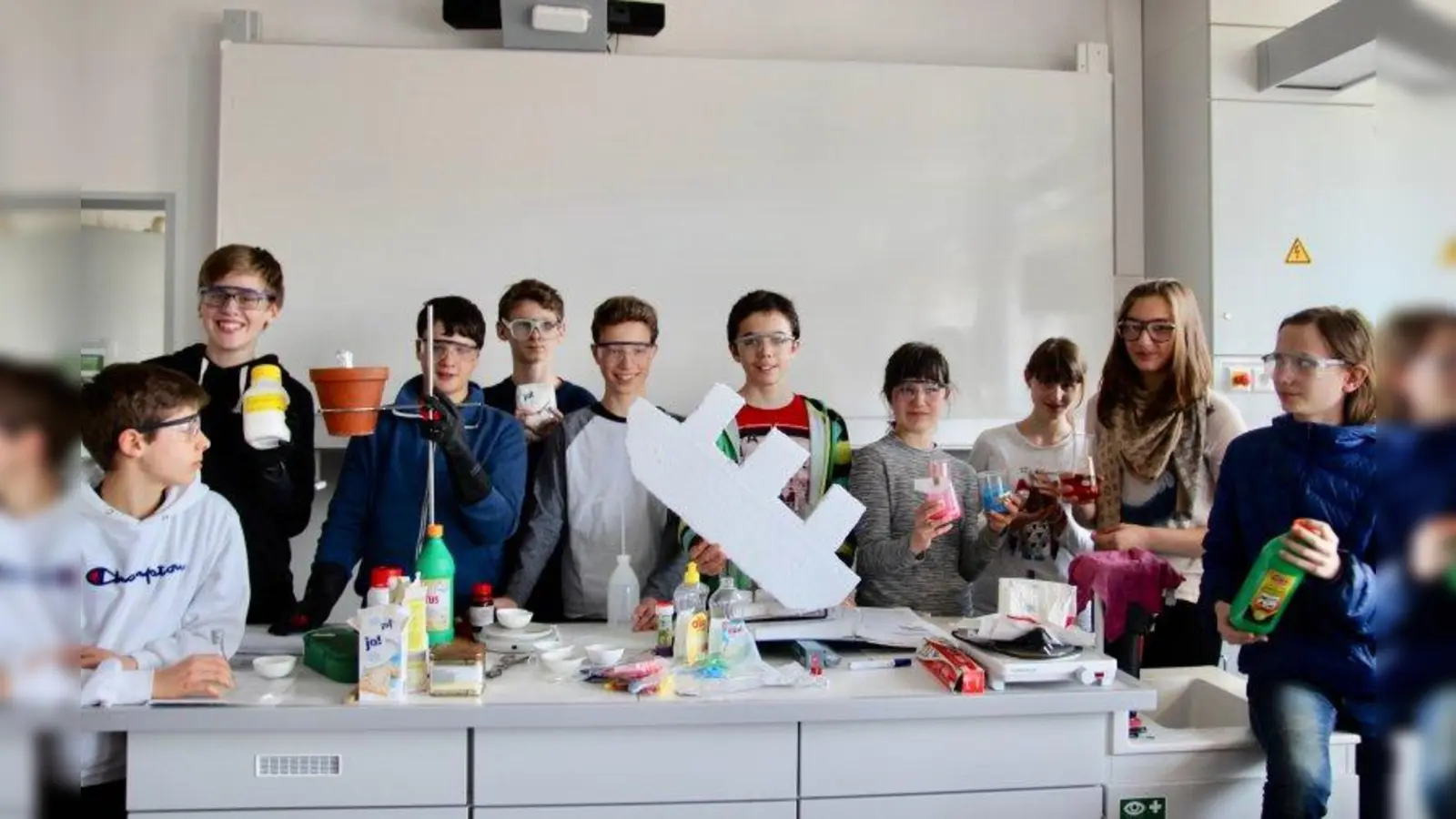 Eine von zehn Projektgruppen während der Forscherwoche im Elsa-Brändström-Gymnasium: Die Chemie-Gruppe probierte extravagente Experimente und ließ zur Abschlussveranstaltung die (Styropor-)Titanic im Aceton-Bad versinken. (Foto: us)