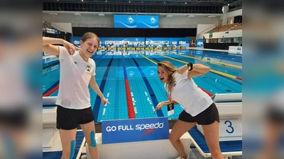 Zum letzten Mal durfte Felicitas Holderer (l.) bei den Deutschen Jahrgangsmeisterschaften an den Start gehen. Trainerin Renata Willi fieberte mit. (Foto: SSG Neptun Germering)
