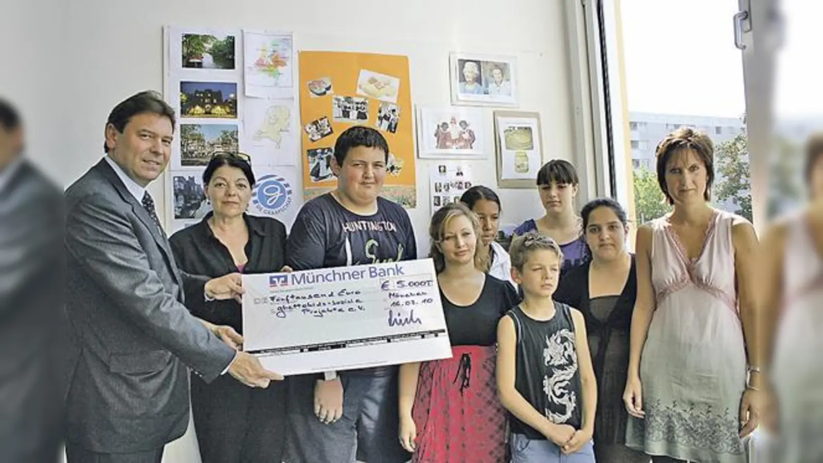 Einen Scheck über 5.000 Euro übergab die Münchner Bank in der vergangenen Woche dem Verein »Ghettokids  Soziale Projekte«.   (Foto: ws)