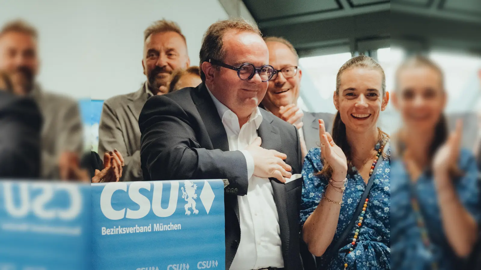 OB-Kandidat Clemens Baumgärtner mit Stefanie Baumgärtner, dahinter Manuel Pretzl (CSU-Fraktionsvorsitzender im Stadtrat) und Stadtrat Thomas Schmid (links). (Foto: Gabriel Lorenz)