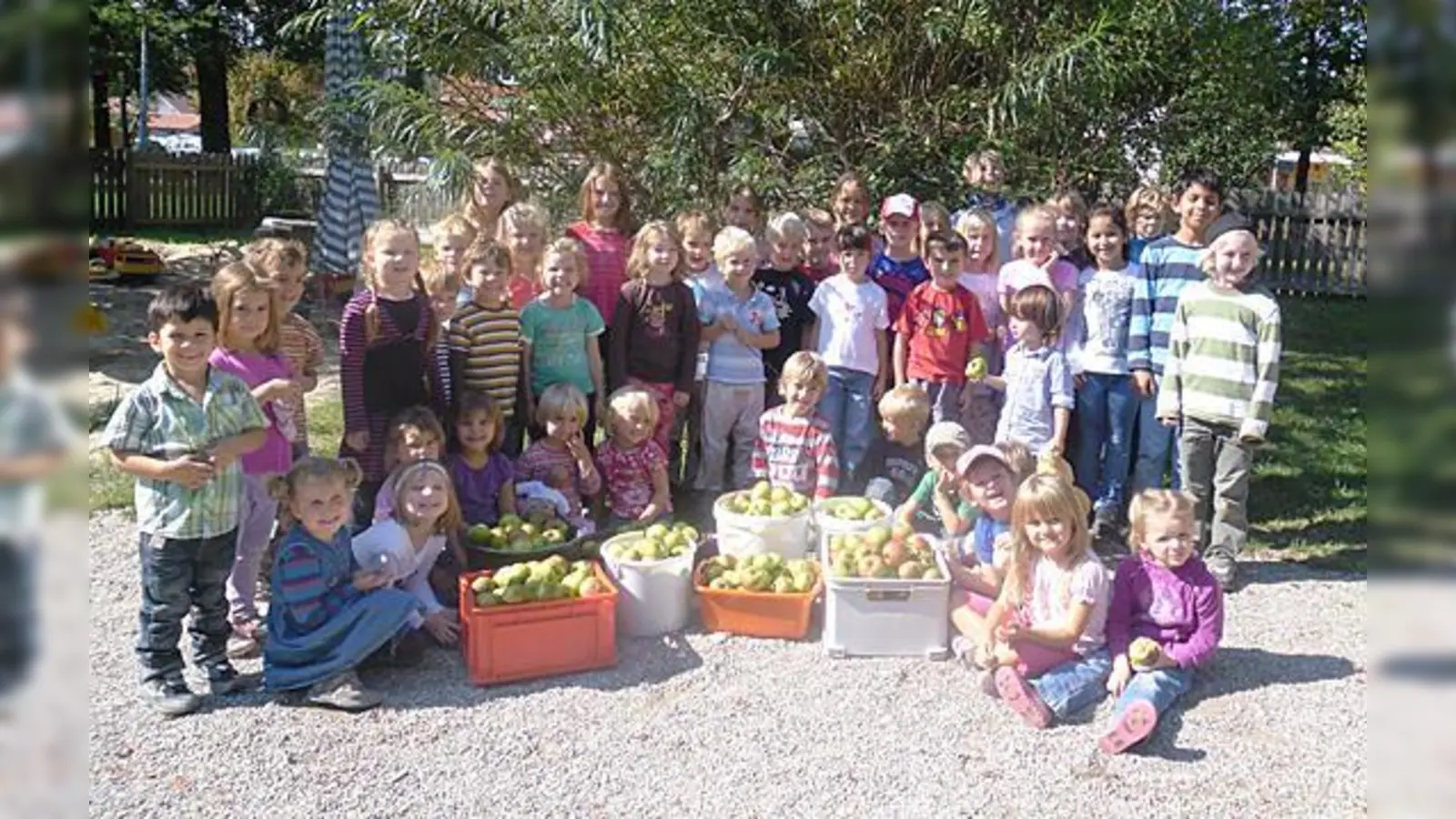 Selbstgeerntetes schmeckt bestimmt am besten: Die Kita-Kinder mit ihrer Apfelernte.  (Foto: Kita)