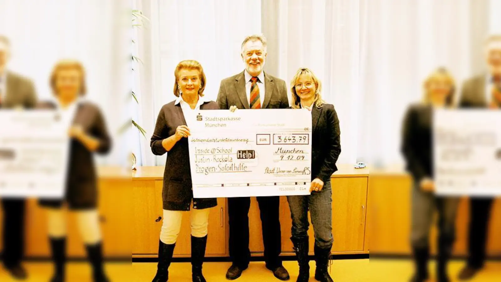 Gisela Rockola übernahm freudestrahlend den Spendenscheck der Realschule.  (Foto: Privat)