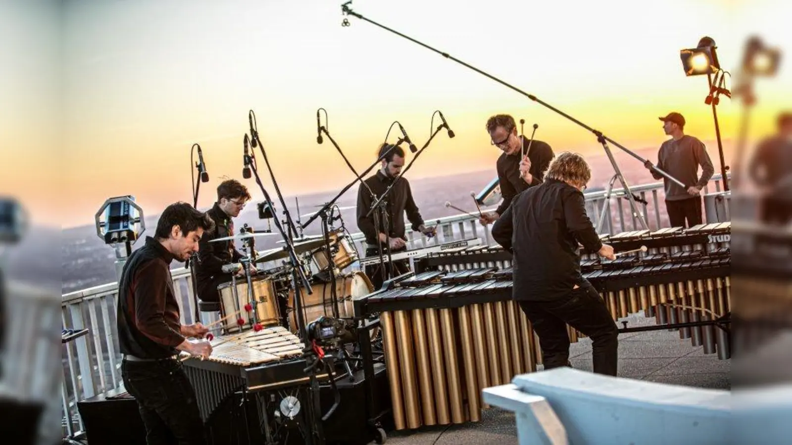 Die Christian Benning Percussion Group eröffnete die Reihe der Brunnenhof-Konzerte. Unser Foto zeigt die Musiker auf dem Münchner Olympiaturm. (Foto: af-IMAGES Alexander Frank)