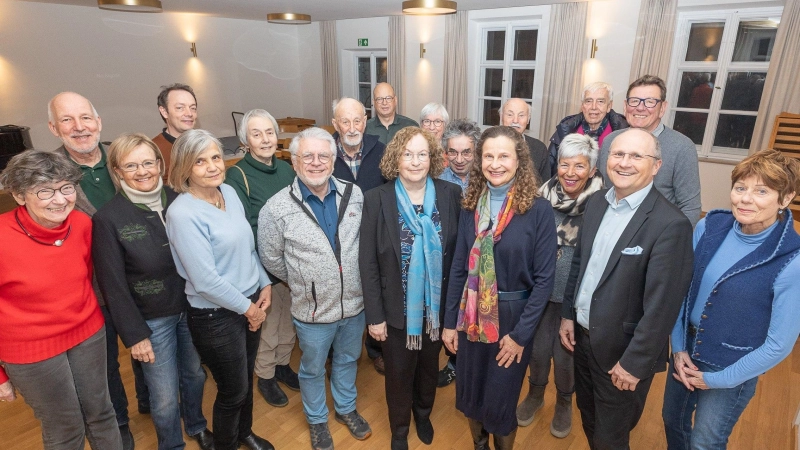 Die Gründungsmitglieder des Vereins „Herrsching Miteinander” mit Bürgermeister Christian Schiller (vorne, 2.v.r.) und Vorstandsvorsitzender Sabine Weigel-Schumacher (3.v.r.). (Foto: Andrea Jaksch)