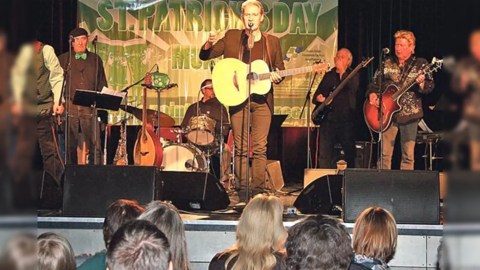 Die Bühne erstrahlte in den irischen Nationalfarben Grün, Weiß und Orange.	 (Foto: VA)