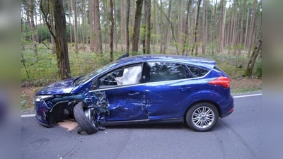 Der Seat der Unfallverursacherin prallte gegen einen anderen Wagen und einen Baum. Die Fahrerin blieb unverletzt. (Foto: Polizei)