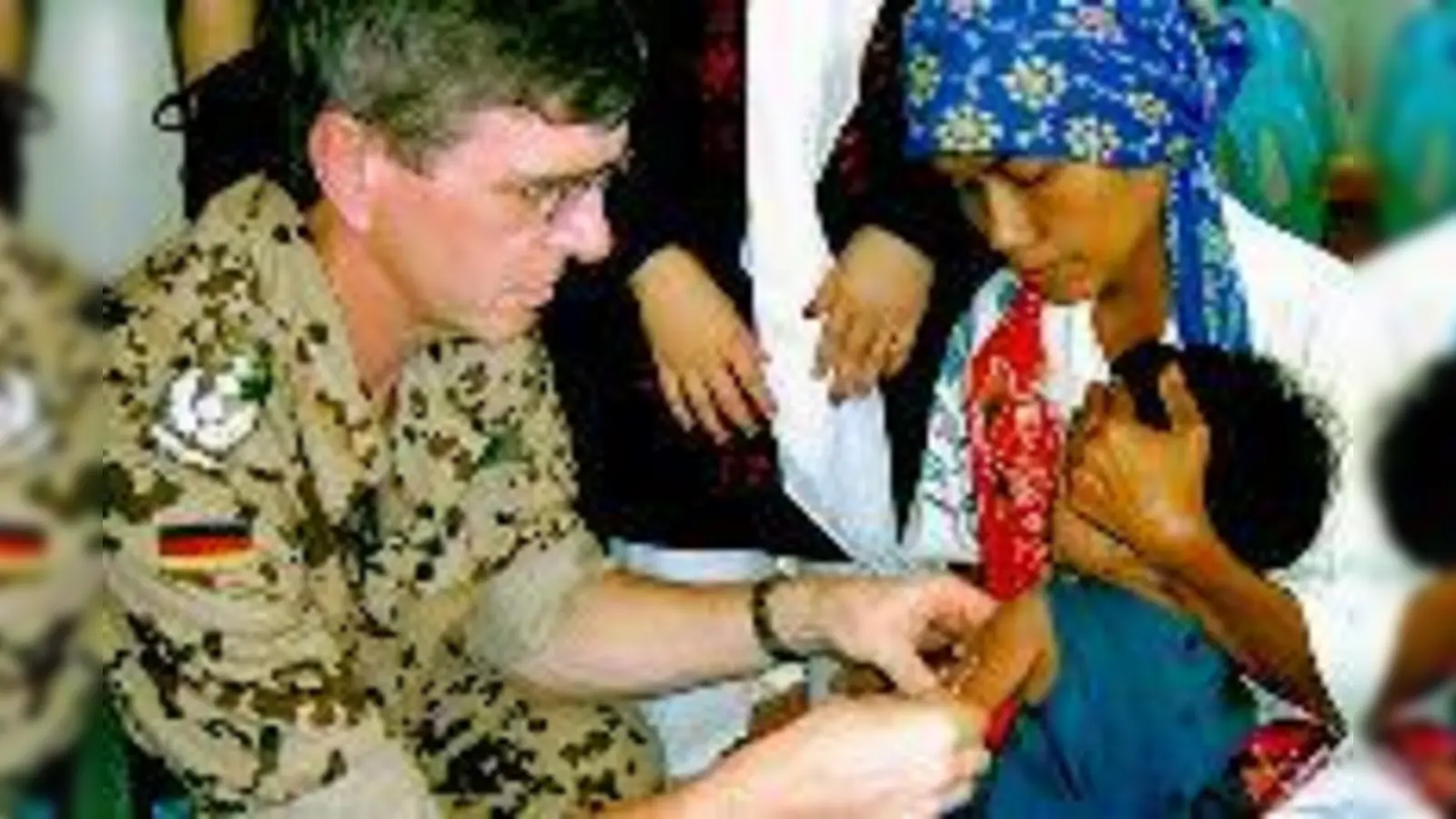 Deutsche Hilfe auch in Aceh: Die Bundeswehr hat ein Feldlazarett errichtet, um den Einheimischen zu helfen. 	  (Foto: Bundeswehr / Schmidt)