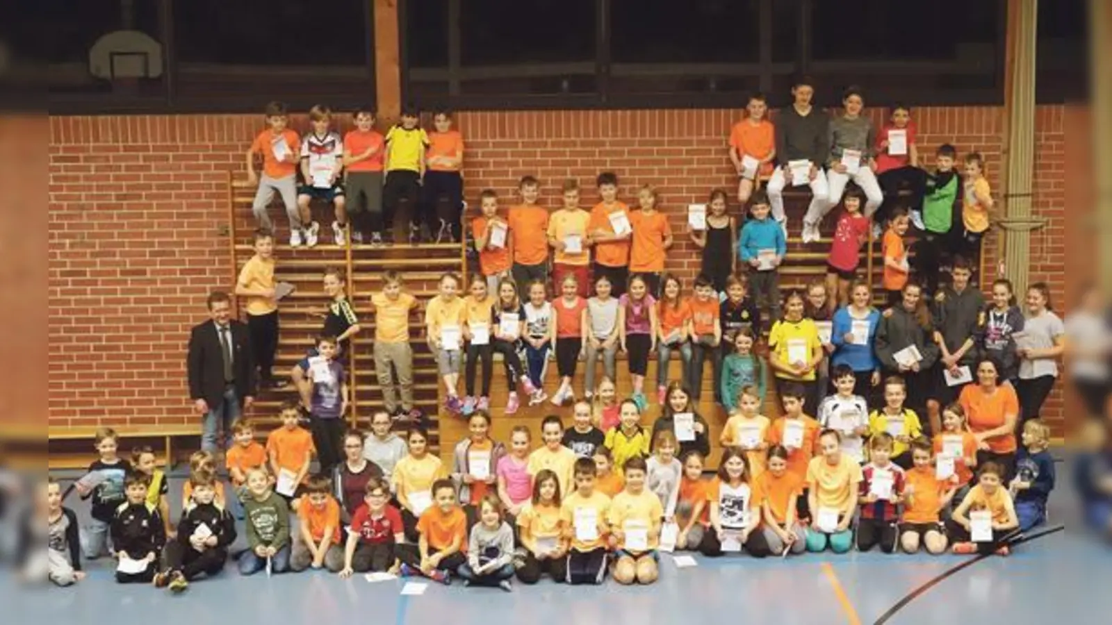 Erster Bürgermeister Klaus Korneder überreichte die Urkunden und Abzeichen.	 (Foto: privat)