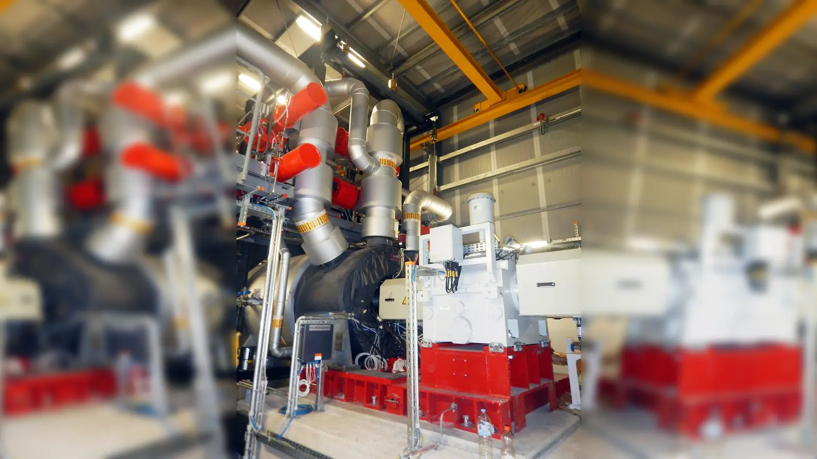 Die Stromerzeugungsanlage mit Turbine (linke Bildhälfte) und dem Getriebe (rechts). Von oben erfolgt die Zuführung des Arbeitsmittels. (Foto: Gemeindewerke Holzkirchen)