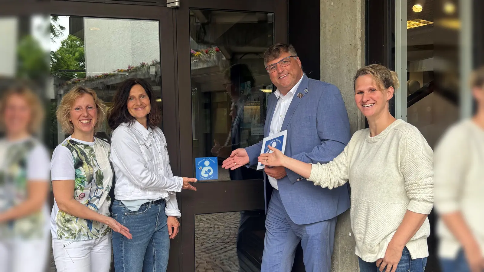 Sandra Deichl, Kreissprecherin für den Landkreis Dachau des Hebammenlandesverbands, Mechthild Hofner, 1. Vorsitzende des BHLV, Landrat Stefan Löwl und Katharina Zausinger, Sprecherinder Dachauer Geburtshilfe (v. l.). (Foto: Landratsamt Dachau, Sina Török)