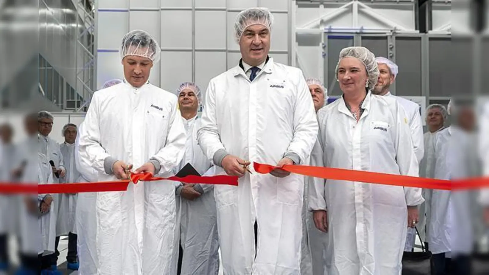 Dirk Hoke, CEO von Airbus Defence and Space (l.), Miniserpräsident Markus Söder und die bayerische Arbeitsministerin Kerstin Schreyer eröffnen den neuen hochmodernen Reinraum für optische Satelliten-Instrumente.	 (Foto: Airbus)