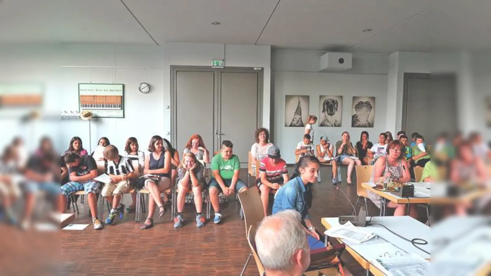 Nicht ganz einfach ist es, die eigenen Wünsche persönlich vorzustellen und in BA-Anträge zu übertragen. Mittelschülerin Alicia Elif traut sich ans Mikrofon. 	 (F.: bus)