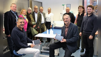 Bei der Übergabe des Wundversorgungs-Systems: Oliver Gunia und Dr. Thomas Beutner (sitzend), die Schirrmherrin der von-Fuchs-Stiftung, Sabine Leutheusser-Schnarrenberger (3.v.l.), sowie v.r.: Richard Fobo, Catherine Cudennec (Leiterin des Hauses an der Pilgersheimer Straße) und Frater Emmanuel Rotter OSB mit Mitgliedern der Stiftung. (Foto: Ralf Horschmann)