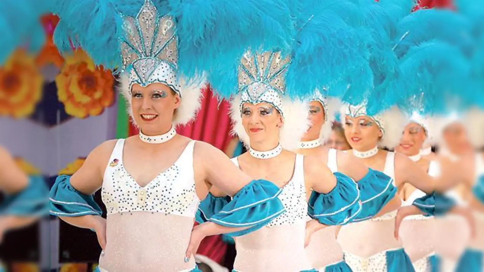 Mit aufwändigen Kostümen präsentieren sich die Moosacher ihrem Publikum.	 (Foto: Verein)