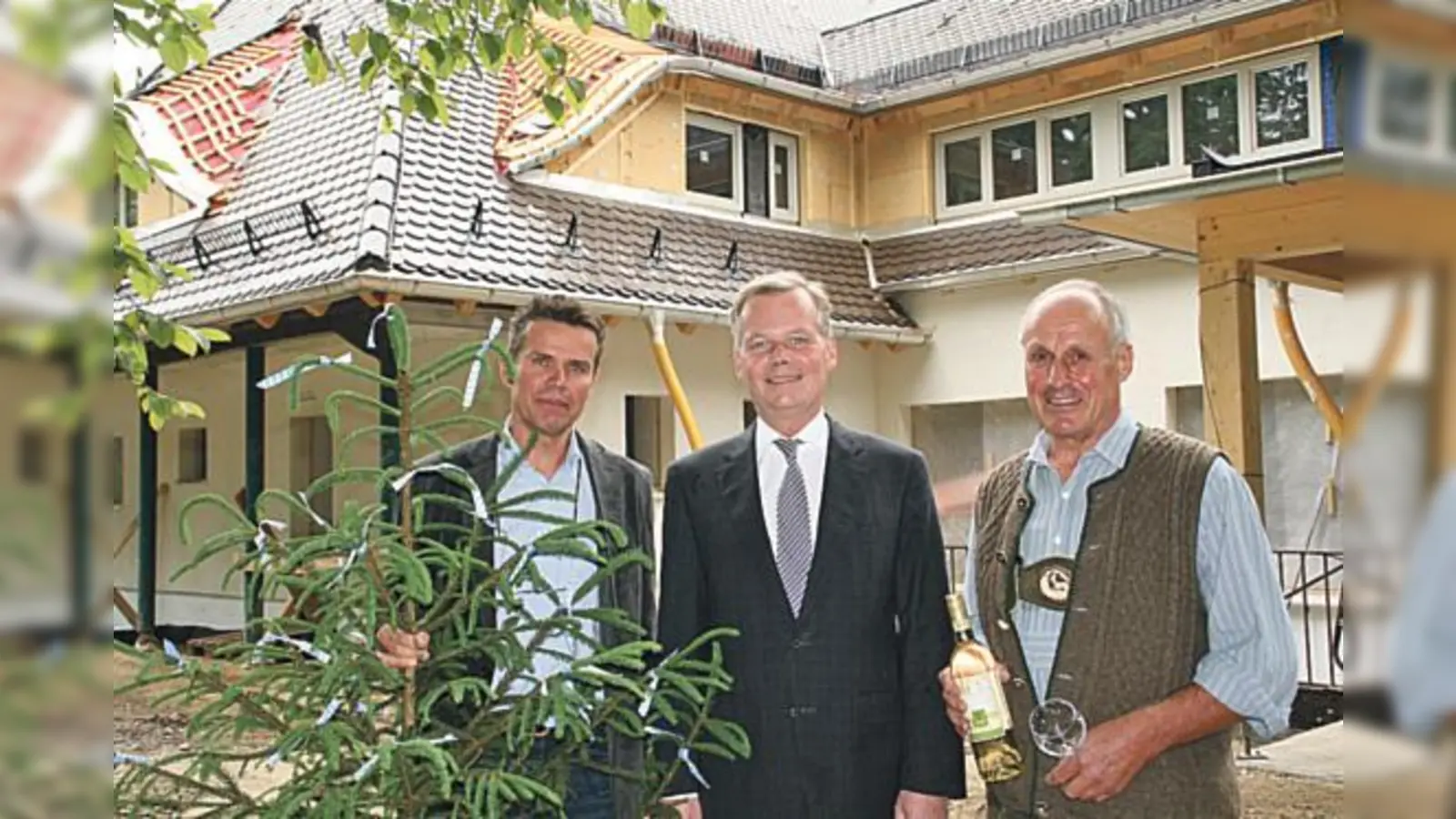 Über das gelungene Richtfest für die neue Krippe freuen sich v.l. Architekt Alexander Steininger, Bürgermeister Jan Neusiedl und Zimmerer Heinrich Gröbmair.  (Foto: hol)