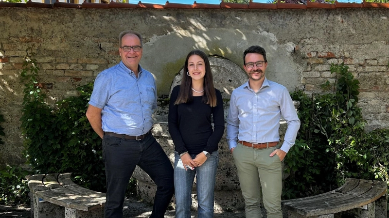 Celina Holzer startete ins Berufsleben. Begrüßt wurde sie von Pollings Erstem Bürgermeister Martin Pape (l.) und stellv. Geschäftsleiter Benedict Grundner.<br>  (Foto: Gemeinde Polling)