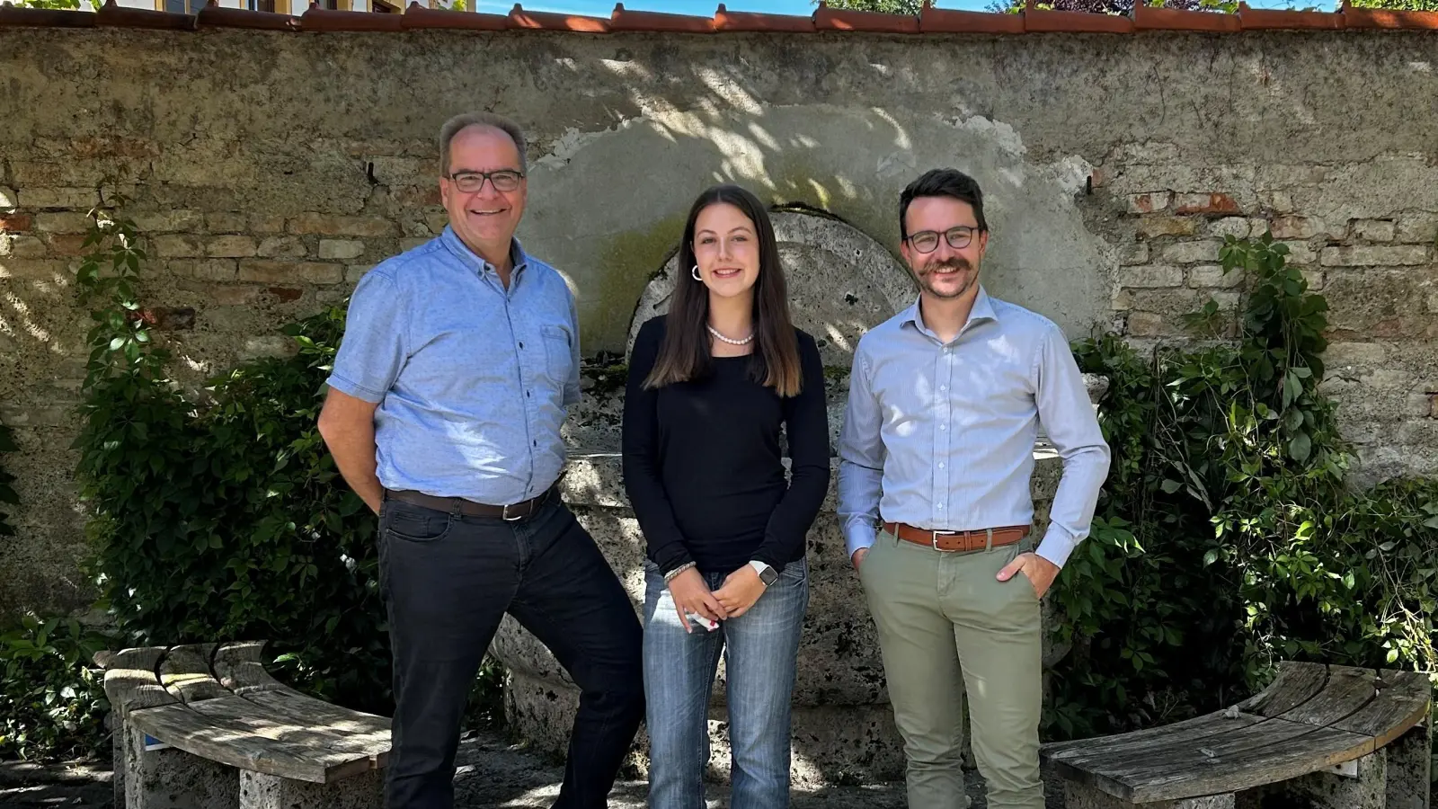 Celina Holzer startete ins Berufsleben. Begrüßt wurde sie von Pollings Erstem Bürgermeister Martin Pape (l.) und stellv. Geschäftsleiter Benedict Grundner.<br>  (Foto: Gemeinde Polling)