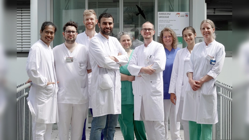 V. l. Erlangga Dominic, Chral Oglou Mouchammet, Philipp Kols, leitender Oberarzt Mahmoud Alkhder, Tanja Frenzel, leitender Arzt Dr. Christian Fahr, Tanja Hofmeister, Elif Tekin, Oberärztin, Marion Jaeger.<br>  (Foto: LRA Erding)