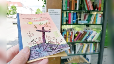 Wolfgang Borcherts Erzählungen in der Ausgabe von 1956 in Münchens erstem Bücherschrank am Nordbad. (Foto: job)