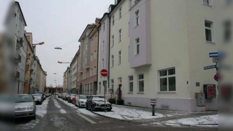 Der Anschluss zum Fernwärmetunnel an der Donnersbergerbrücke soll über die Fäustlestraße verlaufen, fordert der BA 8. Und er beschloss: Die Straße wird eine Wanderbaumallee bekommen. (Foto: tg)