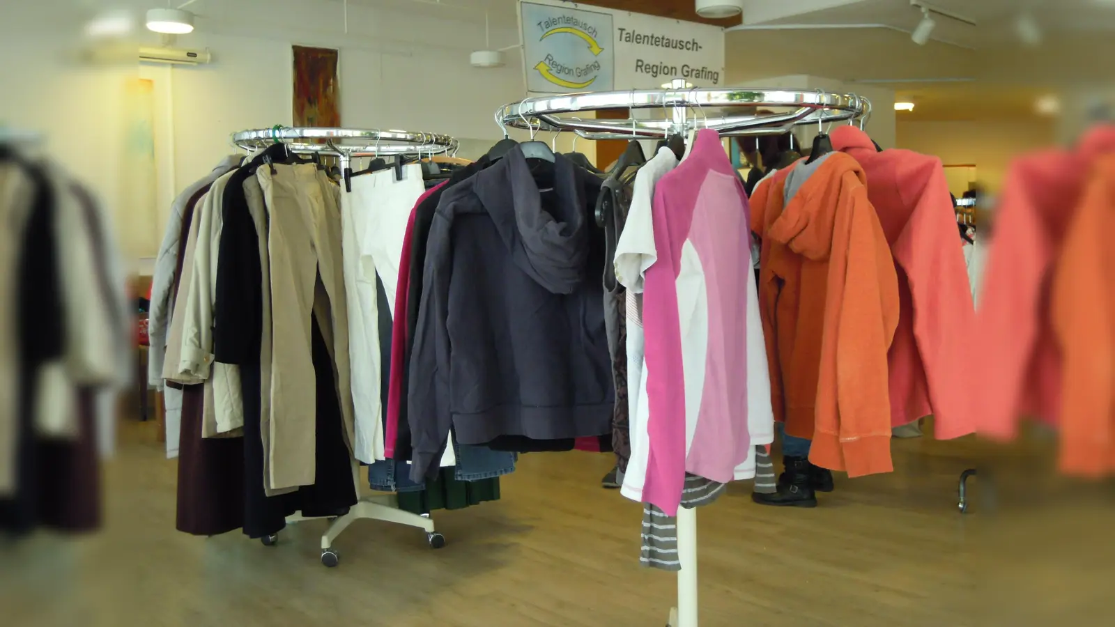 Am 9. November kann man seinen Kleiderschrank ausmisten und anderen damit eine Freude machen.  (Foto: VA)