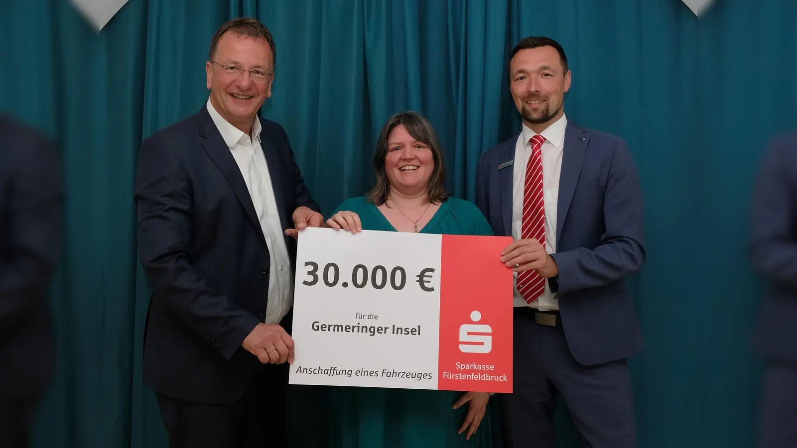 Filialdirektor Dominik Heinrich (rechts) überreichte OB Andreas Haas und Bianca Wallenta den symbolischen Scheck in Höhe von 30.000 Euro.  (Foto: Germeringer Insel)