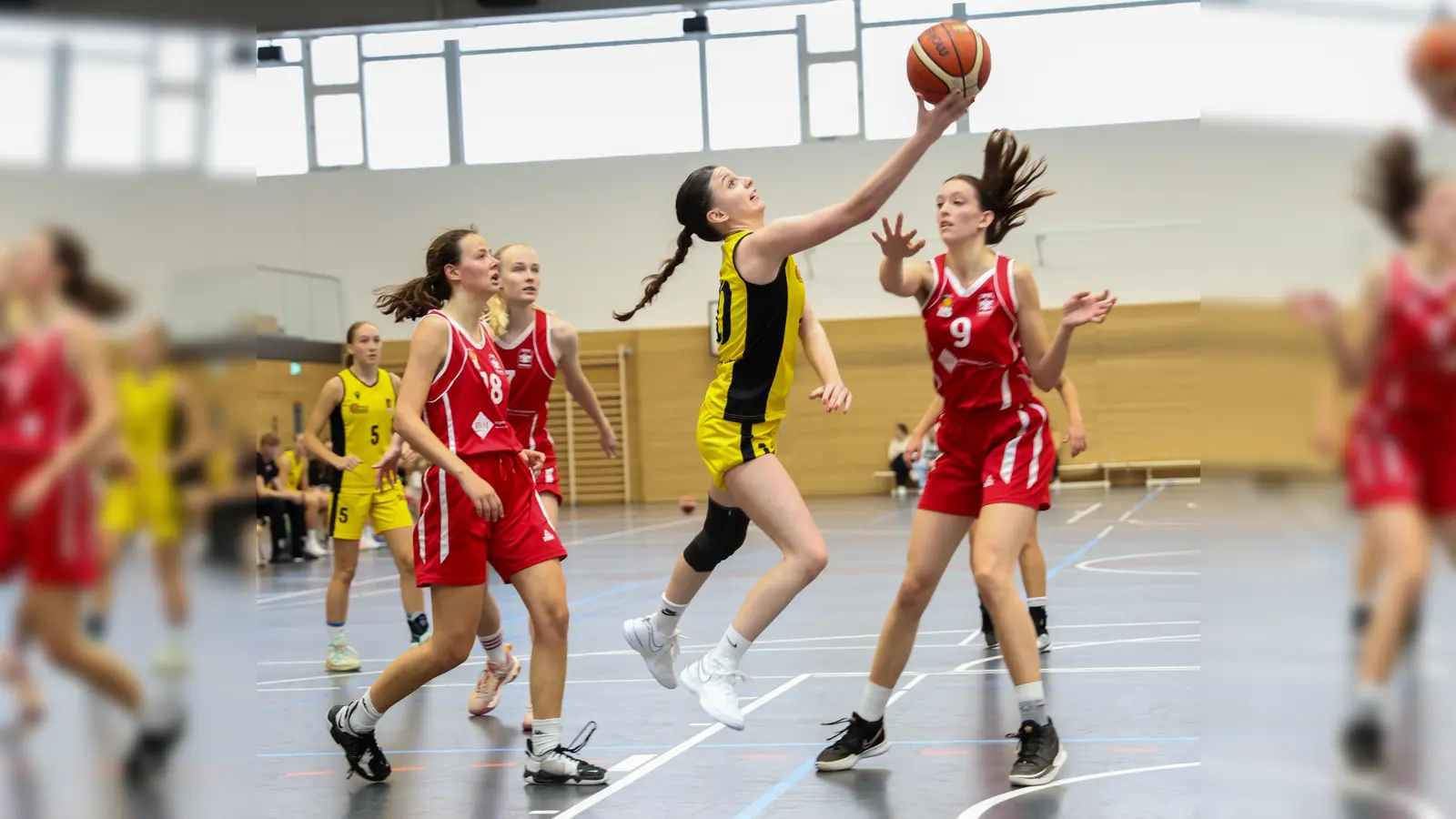 Die TS Jahn München (gelb) behielt im Stadtduell mit dem MTV München am Ende die Oberhand. (Foto: Wolfgang Eberle)