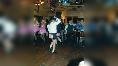 Alles nur Show: Das Männerballett der Narhalla Oberschleißheim glänzte „nackten” Tatsachen. Die blanken Hinterteile gehörten zum Kostüm. (Foto: bb)