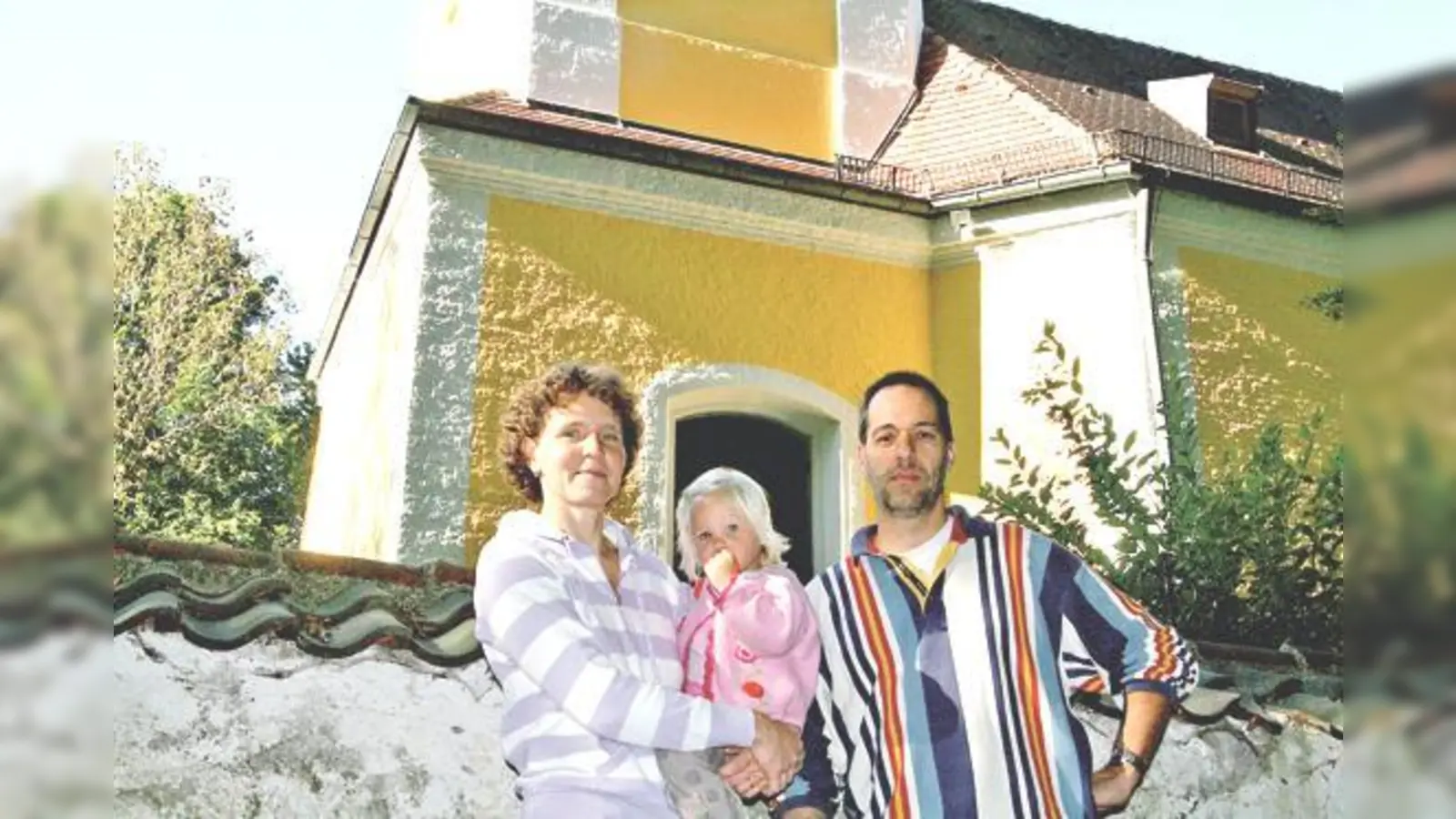 Der stellvertretende Pfarrgemeinderatsvorsitzende Stefan Reich, mit Frau Anja Reich und Jule vor dem St. Anna-Kircherl, das renoviert wird. 	 (Foto: mst)