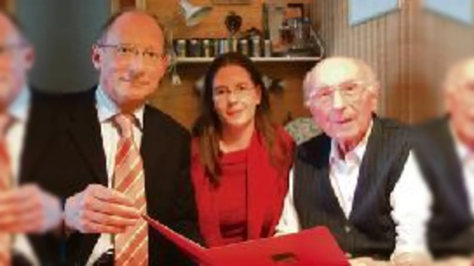 Großer Bahnhof für das Schwabinger SPD-Urgestein Rudolf Beer: Franz Maget und Katja Ketterle gratulieren.  (Foto: Privat)