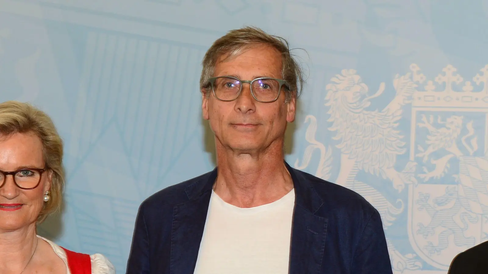 Im vergangenen Jahr nahm Reinhard Jakob (m.) von Wirtschaftsminister Hubert Aiwanger und Dehoga-Präsidentin Andrea Inselkammer eine Auszeichnung an den Jexhof entgegen, die für die Inklusionsbemühungen des Bauernhofmuseums vergeben wurde.  (Foto: StMWi)