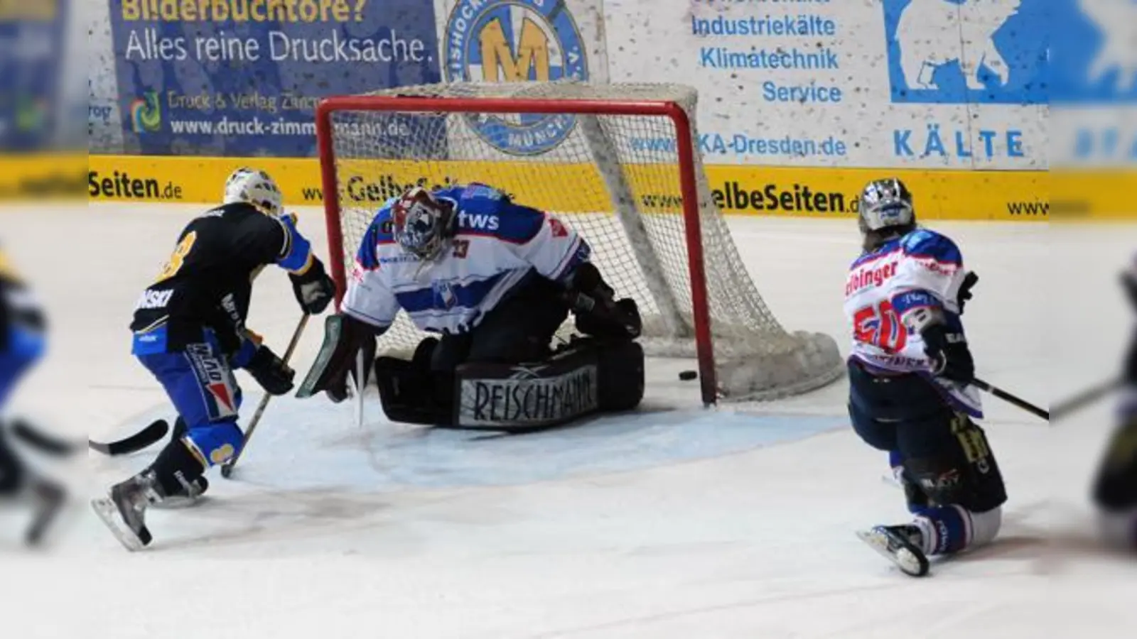 Während sich der Ravensburger Schlussmann eher orientierungslos zeigt, erzielt Martin Schymainski souverän den Treffer zum 5:0.	 (Foto: Heike Feiner)