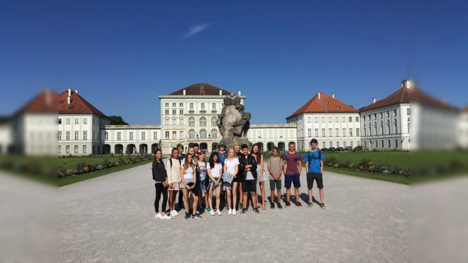 Die Weilheimer Realschüler vor der Schlosskulisse. (Foto: RSWM)