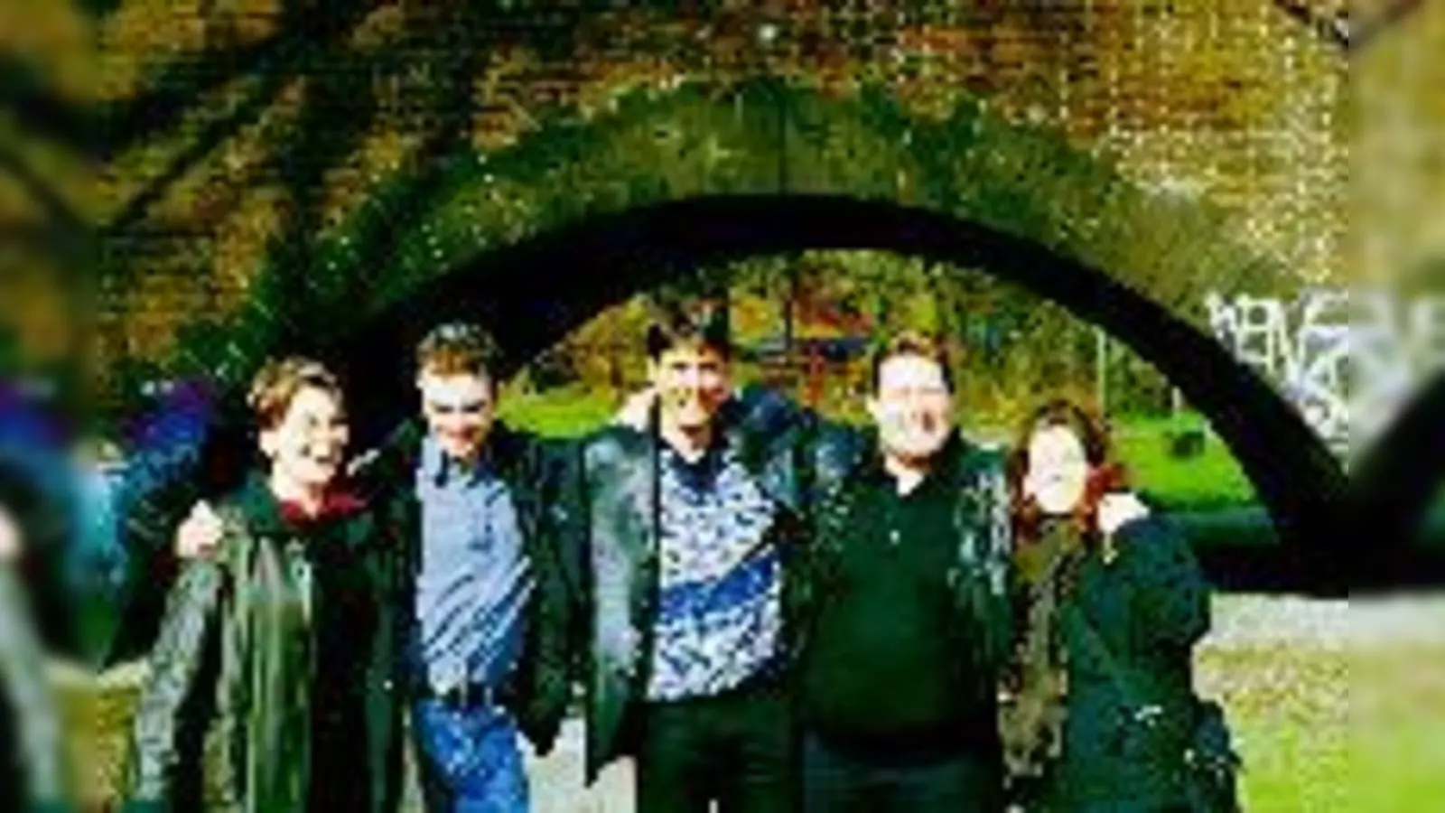 »Dauernd Daneben«  Stimmakrobaten, denen Singen einfach Spaß macht: Sandra Fenner, Walter Endrös, Sven Bayer, Lars Brinkmann und Pamela Tröndle (v.li.).	 (Foto: Dauernd Daneben)