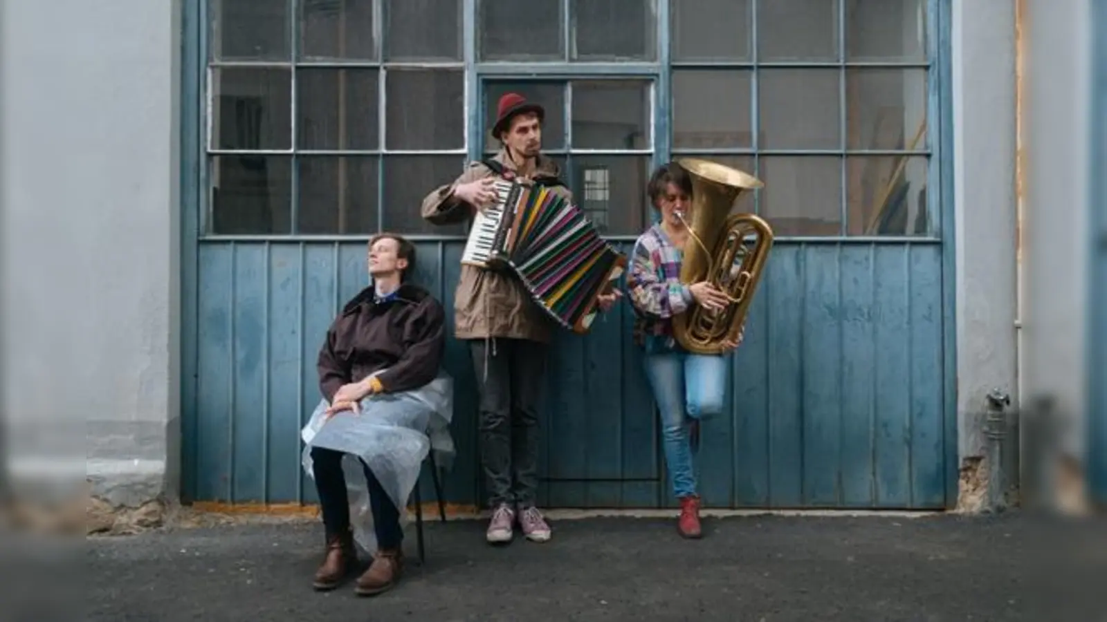 Die Band Kofelgschroa tritt am 28. Oktober im Kubiz in Unterhaching auf. Ein abgedrehtes Musikerlebnis erwartet die Besucher.  (Foto: Jonas Kraus)