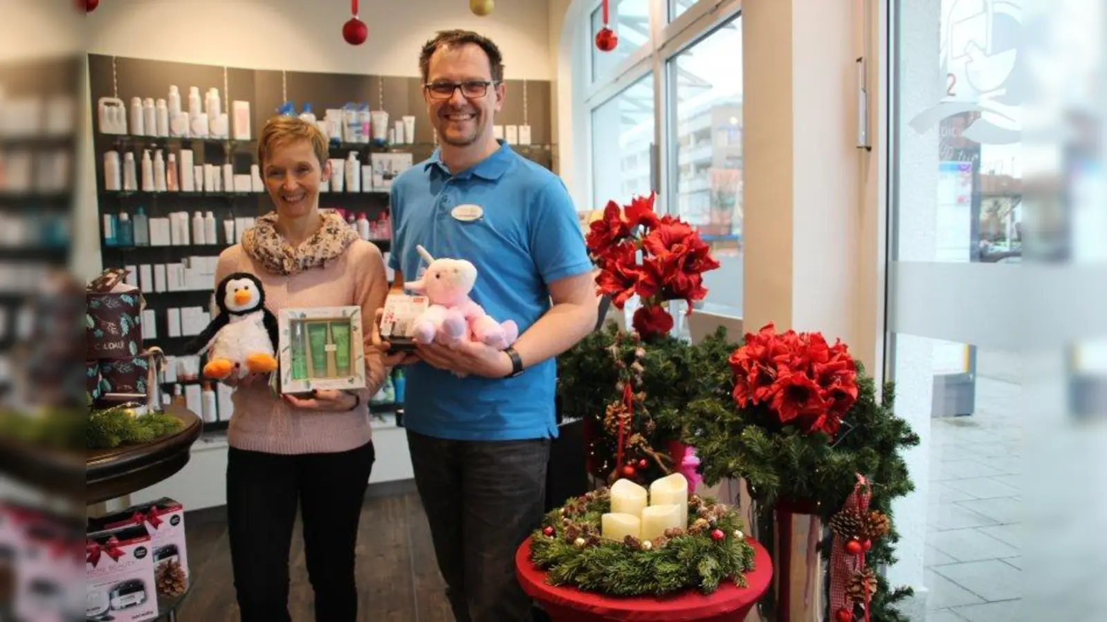 Monika Weber und Dr. Dirk Betscheider (Apotheke im GerMedicum) haben Geschenke für jedes Familienmitglied im Angebot. (Foto: pst)