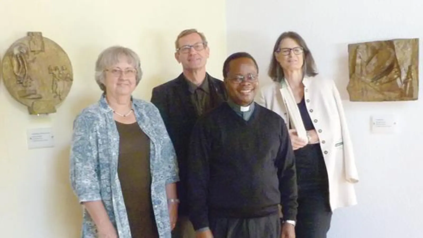 Freuen sich über die neuen Kunstwerke in der Grafinger Aussegnungshalle (v. l.): Stifterin Dorothea Paster, die Pfarrer Axel Kajnath und Anicet Mutonkole-Muyombi sowie Bürgermeisterin Angelika Obermayr.	 (Foto: Museum Grafing)
