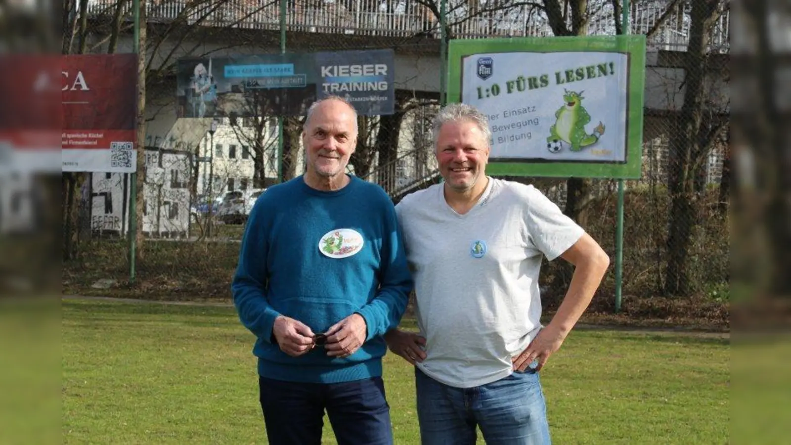 „1:0 für Bildung”: Michael Franke (rechts), Vorstand der FT Gern, zusammen mit Michael Kortländer von der LegaKids Stiftung. (Foto: sb)