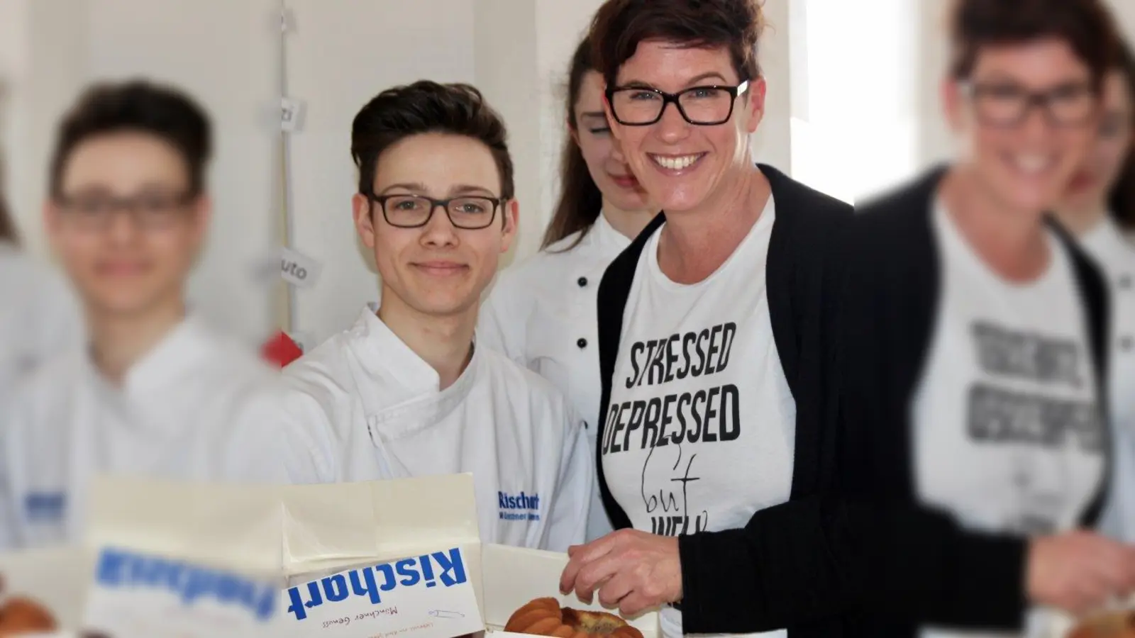 Hmm, lecker - ein Nuss-Eierlikör-Guglhupf zum probieren! Der ehemalige Schüler Leopold Rexer ist inzwischen Konditorgeselle, stellte seinen Beruf vor und brachte gleich einige Kostproben mit. Die stellvertretende Schulleiterin Claudia Richter war begeistert. (Foto: us)